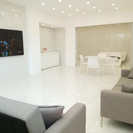 Elegant Basement Suite Orosei Bagian luar foto