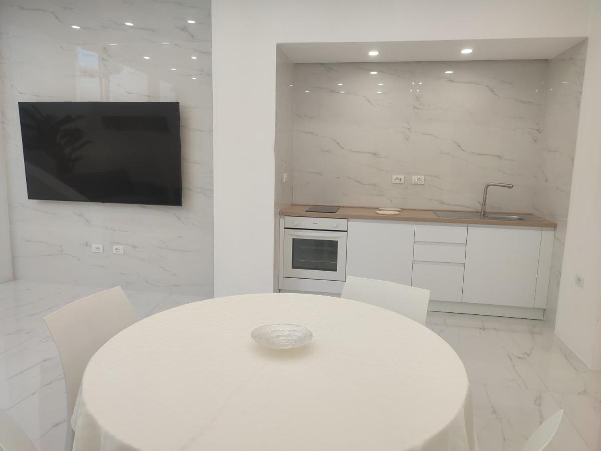 Elegant Basement Suite Orosei Bagian luar foto